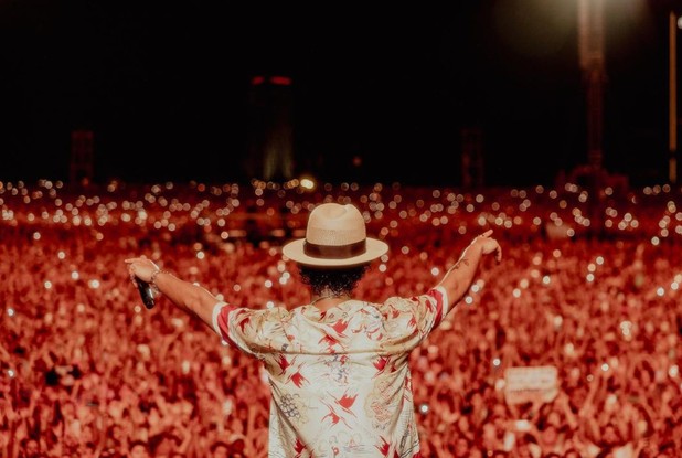 Bruno Mars em show em Tel Aviv, em Israel; segunda apresentação foi cancelada devido à guerra