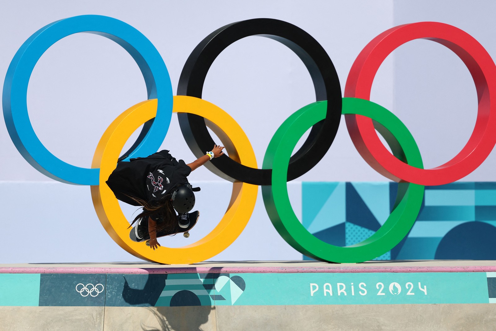 A japonesa Kokona Hiraki nas eliminatórias do skate park feminino das Olimpíadas de Paris 2024 — Foto: Franck FIFE / AFP