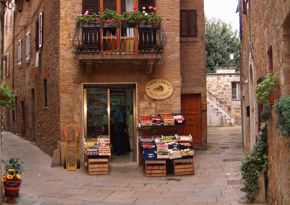 Lojinha numa das ruas estreitas do centro antigo de Pienza, considerada uma joia da arquitetura renascentista no sul da Toscana, na Itália — Foto: Reprodução / Pixabay