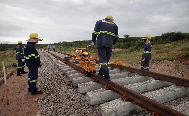 Trecho da Ferrovia de Integração Oeste-Leste (Fiol), que corta a Bahia. As obras começaram em 2010, mas pararam em 2014, por falta de recursos — Foto: Elói Corrêa | GOV-BA