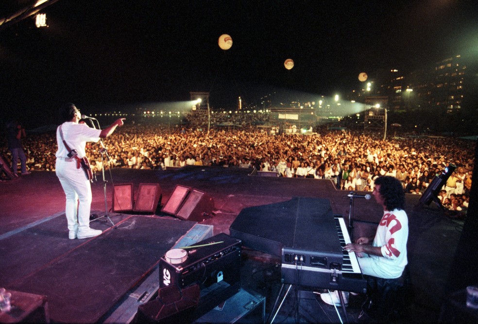 Jorge Ben Jor na Praia de Copacabana em 1993 — Foto: Agência O Globo