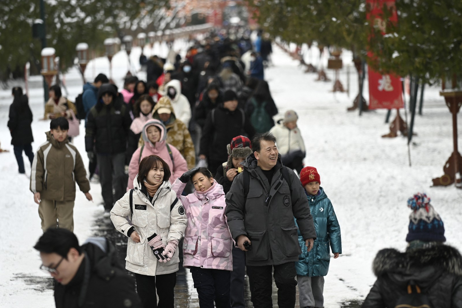 Pessoas visitam o Templo do Paraíso depois de nevasca em Pequim — Foto: WANG ZHAO/AFP