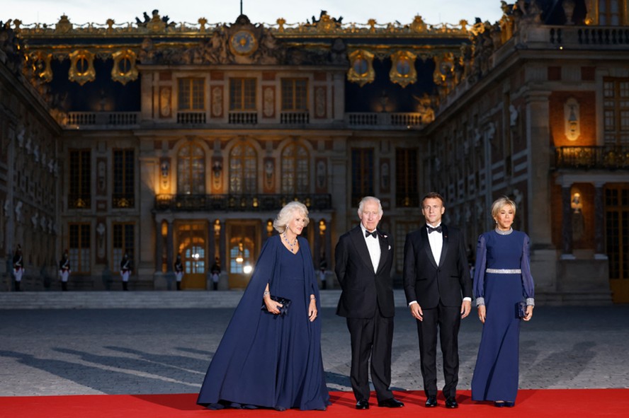 Rainha Camila e rei Charles III ganham jantar de gala do governo francês em Versalhes