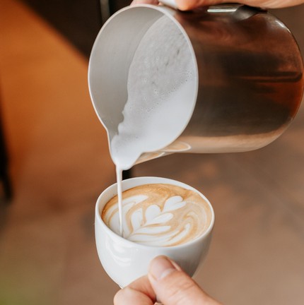 Com grãos nacionais, cafés especiais, grãos de origem 100% arábica cultivados acima de 1.000m de altitude e torrefação própria diária, o Café Cultura (97337-3582) abriu recentemente sua primeira loja em Niterói, no Plaza. O expresso com leite vaporizado da foto custa R$ 9 (P) e R$ 12 (M) — Foto: Divulgação/Natasha Azambuja