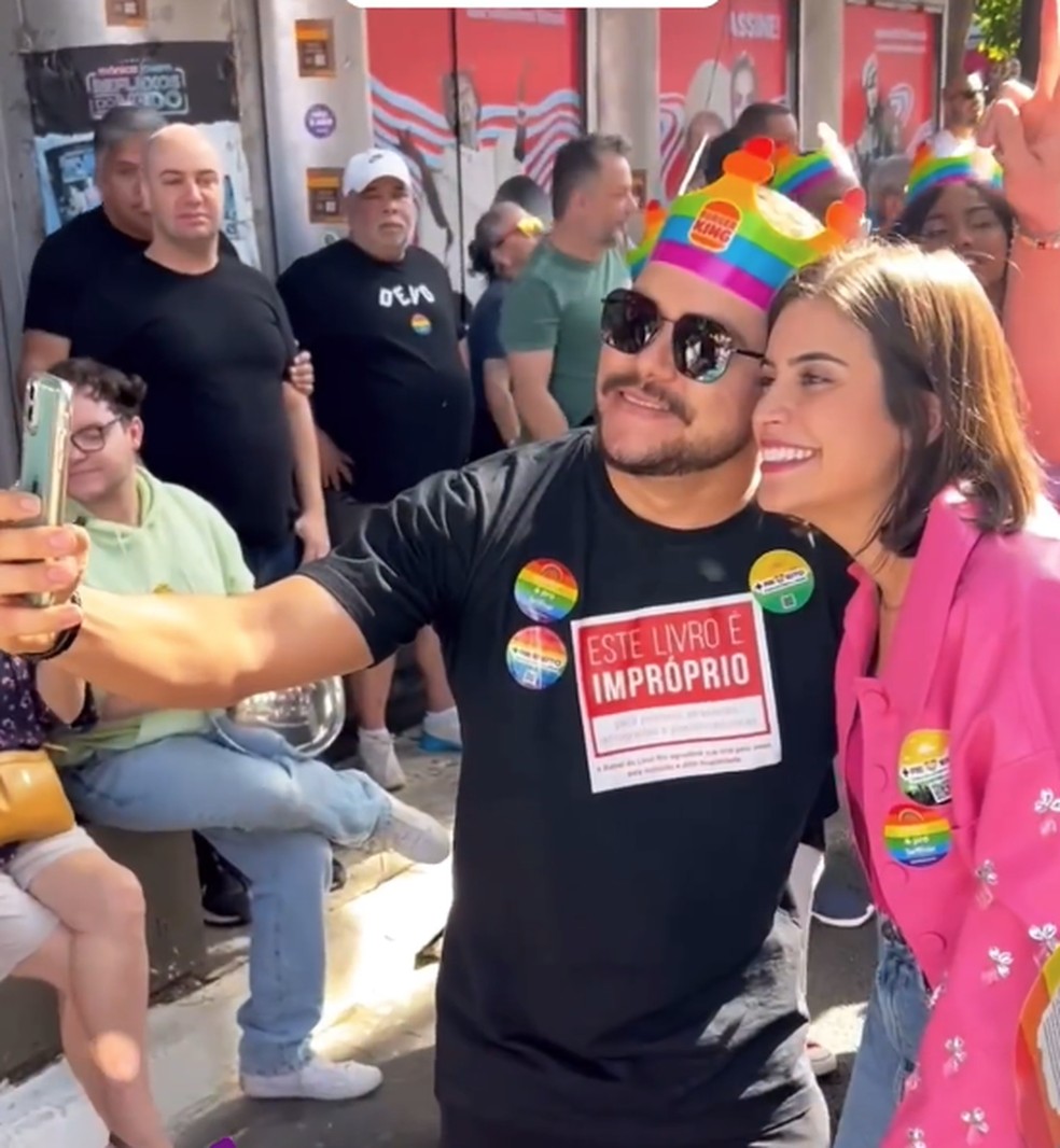 Tabata Amaral faz selfie na Avenida Paulista durante a Parada LGBT — Foto: Reprodução/Instagram