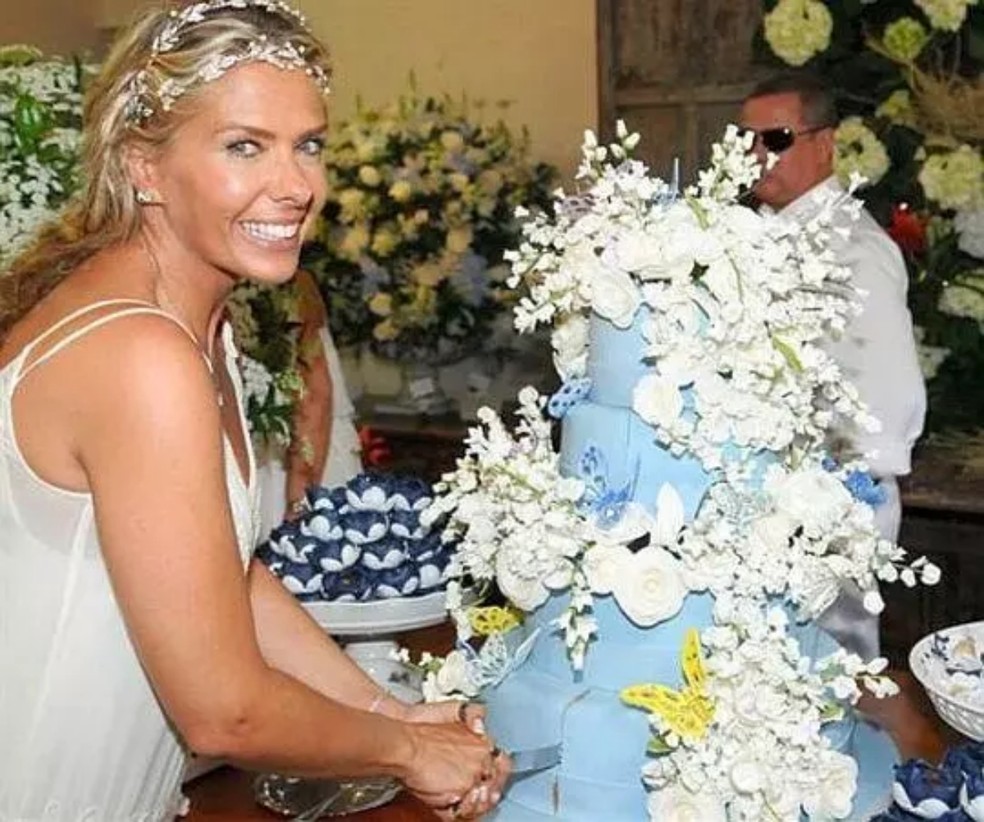 Bolo do casamento de Adriane Galisteu foi azul — Foto: Reprodução Internet