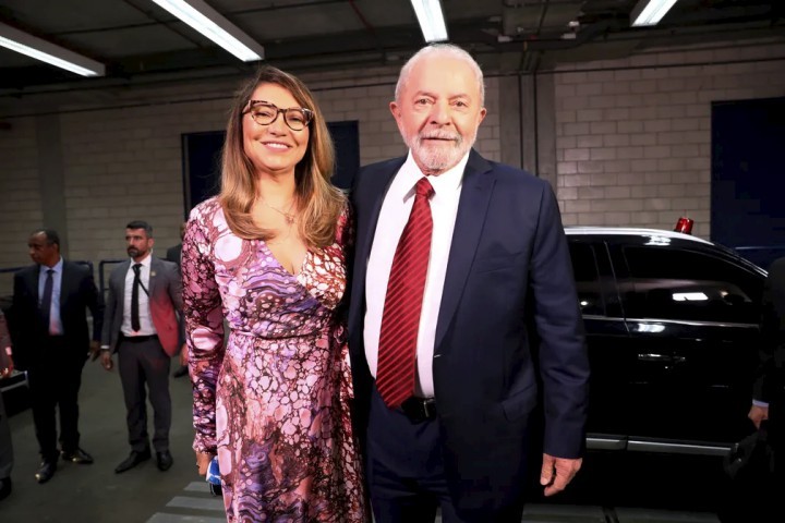 O ex-presidente Lula chega aos estúdios Globo acompanhado da esposa, Janja, para o último debate presidencial.  — Foto: João Miguel Jr / Globo