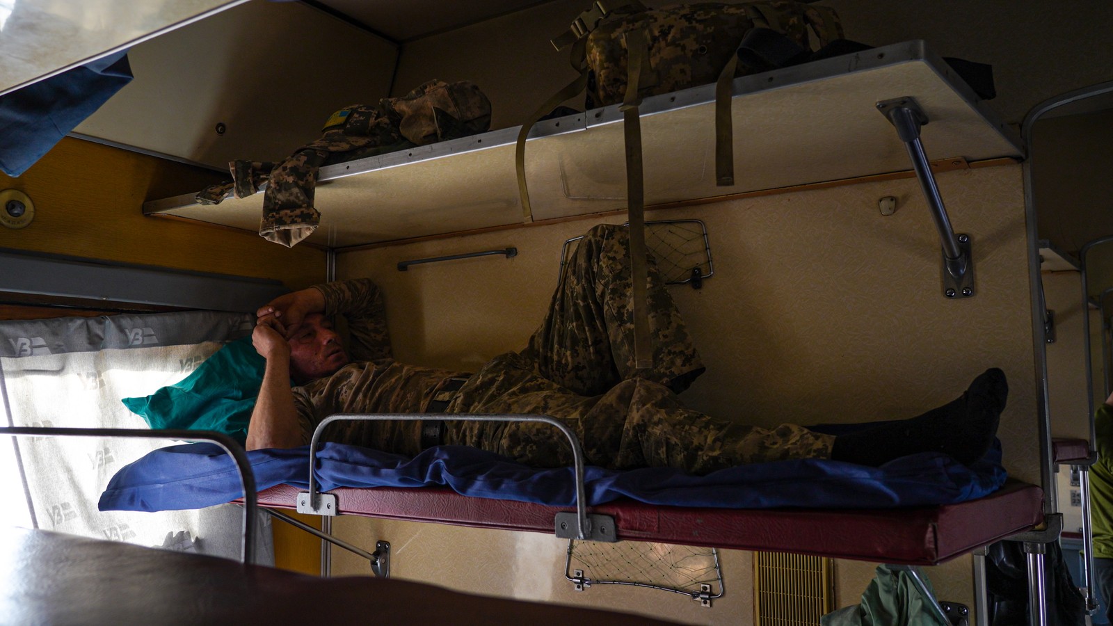 Monya (nome de guerra), 43 anos, passou os últimos dois anos na linha de frente e teve apenas uma folga desde o início da invasão russa contra a Ucrânia. Foto tirada em Pokrovsk, Oblast de Donbas, Ucrânia — Foto: Yan Boechat