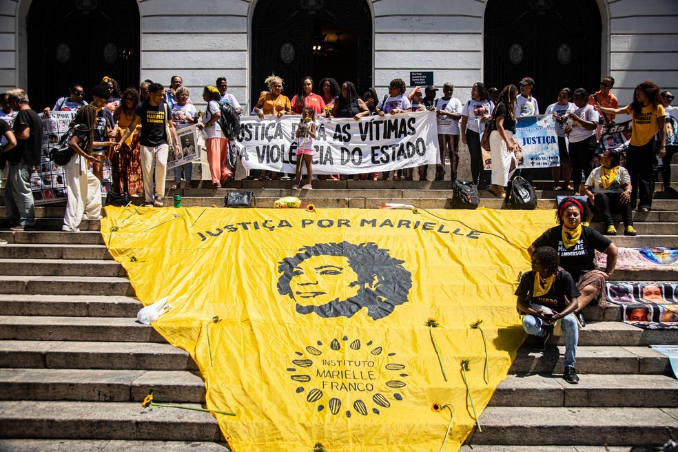 Ato na escadaria da Câmara do Rio lembra os seis anos das mortes de Marielle Franco e Anderson Gomes — Foto: Hermes de Paula/Agência O Globo