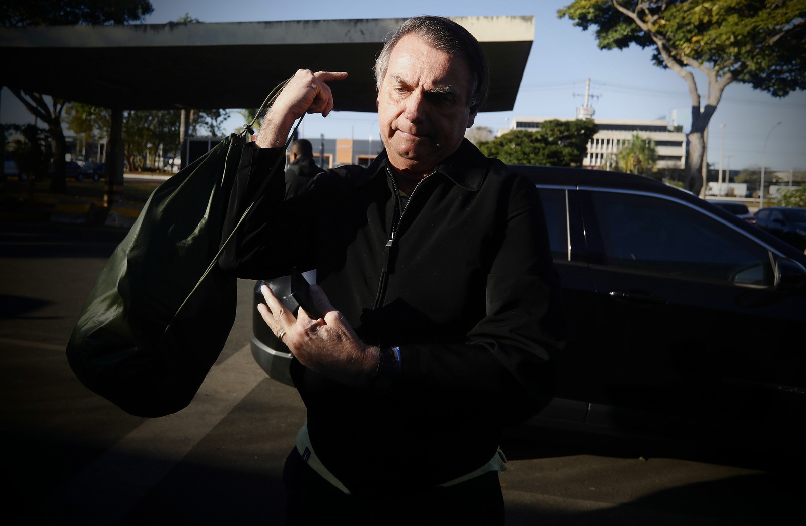 Ex-presidente Jair Bolsonaro embarca para o Rio de Janeiro no dia do terceiro dia do julgamento do TSE. — Foto: Cristiano Mariz / Agência O Globo