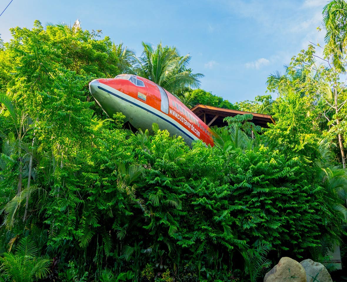 Homem transforma avião abandonado em hotel com vista para o mar. — Foto: Divulgação / Costa Verde