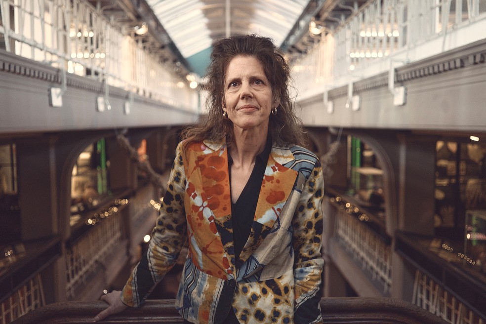 Esme Ward, a diretora que comanda o novo momento do Manchester Museum, com mais espaço para o questionamento do passado colonial britânico — Foto: Tom Jamieson/The New York Times