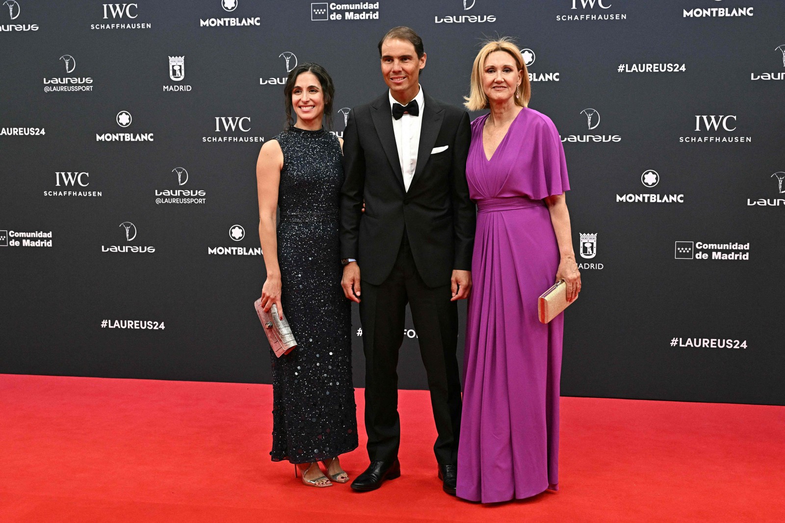 O tenista espanhol Rafael Nadal e sua esposa Xisca Perello (esquerda) posam no tapete vermelho antes da 25ª gala do Laureus World Sports Awards em Madri — Foto: JAVIER SORIANO / AFP