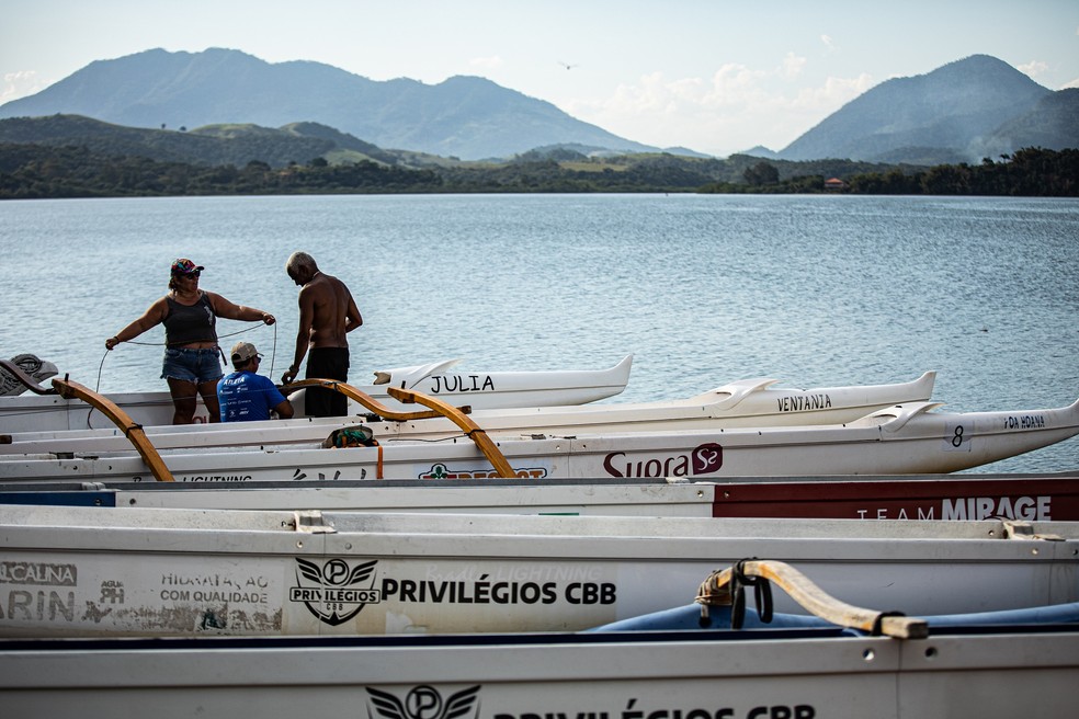 Pescadores na Lagoa de Saquarema: sistema lagunar da região é um tesouro do Rio — Foto: Hermes de Paula