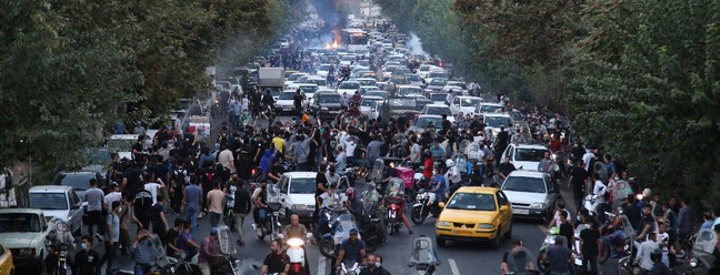 Manifestantes iranianos tomam as ruas da capital Teerã durante um protesto por Mahsa Amini, dias depois de ela morrer sob custódia da polícia. — Foto: AFP