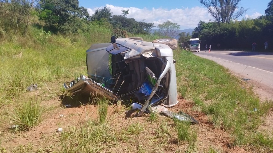 Carro capota após bater em caminhão e vítimas graves ficam presas às ferragens, em Itabirito (MG)