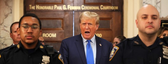 Trump fala a repórteres durante recesso para almoço no primeiro dia de seu julgamento por fraude civil em Nova York — Foto: Michael M. Santiago/Getty Images/AFP