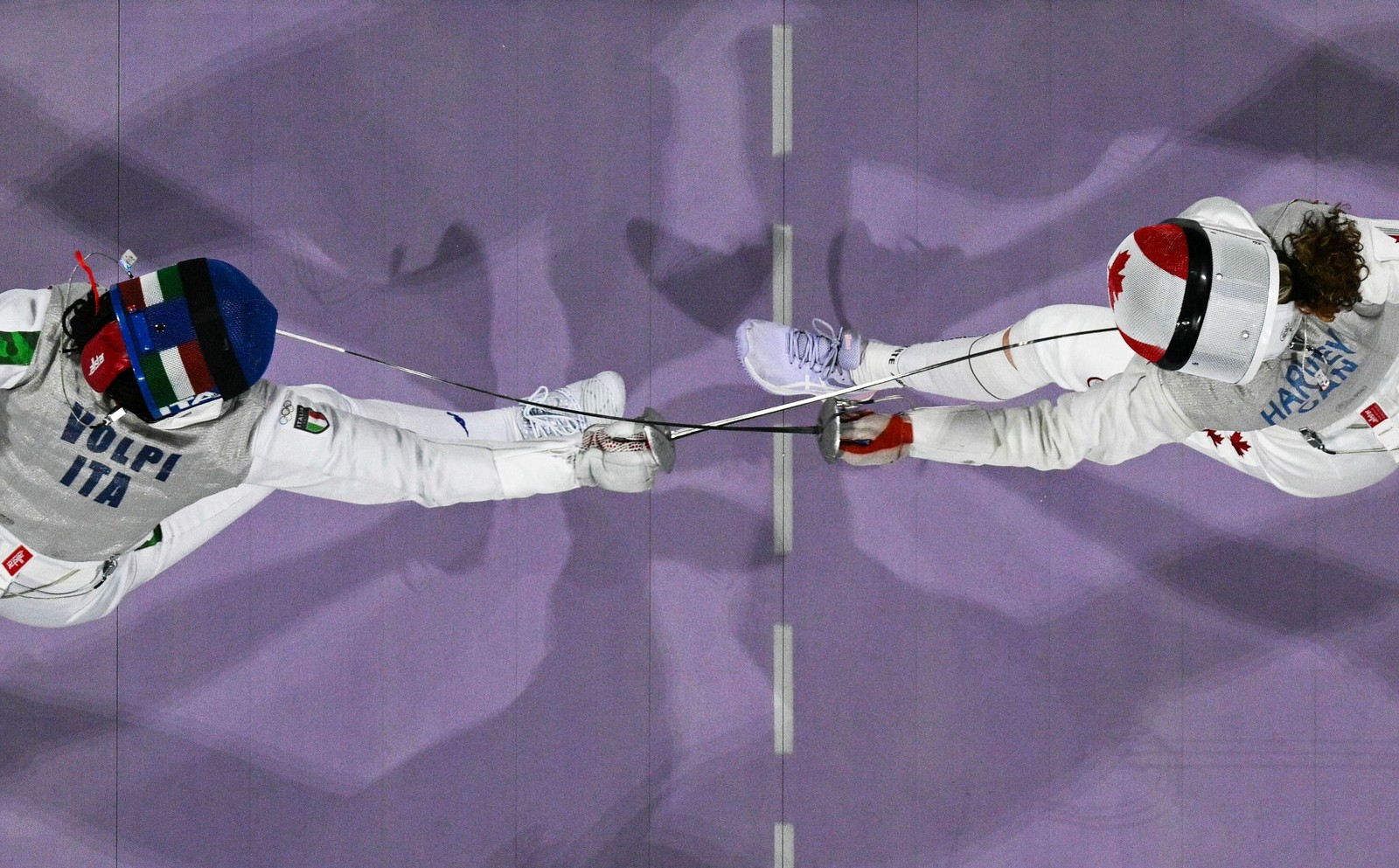 A canadense Eleanor Harvey (d) e a italiana Alice Volpi na disputa pela medalha de bronze individual — Foto: Antonin THUILLIER / AFP