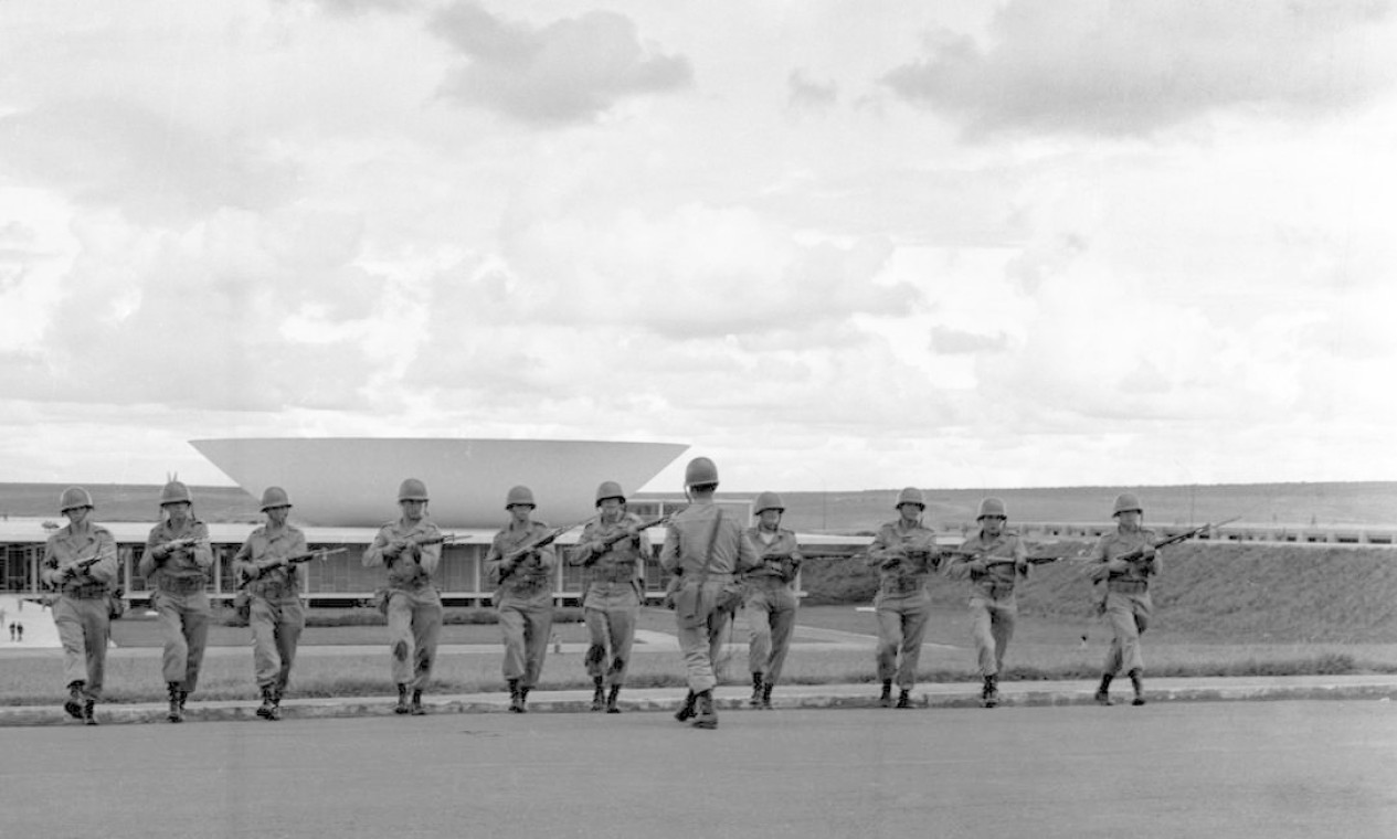 Tropa do Exército em frente do Congresso Nacional. No dia 1º de abril, a Casa declarou vaga a Presidência da República. Ranieri Mazzili assume o cargo pela segunda vez. Horas depois o presidente dos Estados Unidos, Lyndon Jhonson, envia um telegrama, cumprimentando o novo governo — Foto: Agência O Globo