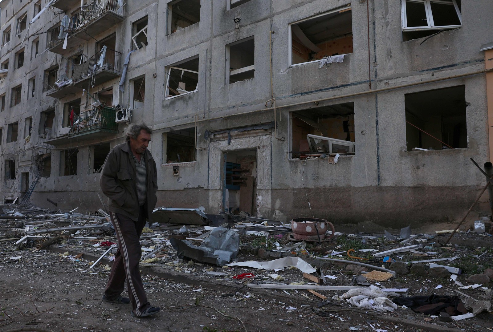 Edifícios destruídos e escombros durante a evacuação de residentes locais de Ocheretyne, no leste da Ucrânia. — Foto: Anatolii STEPANOV/AFP