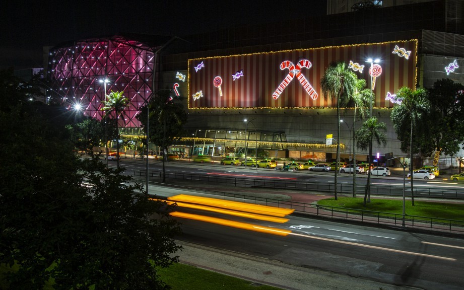 O Shopping Rio Sul também entrou no clima e iluminou a fachada — Foto: Alexandre Cassiano