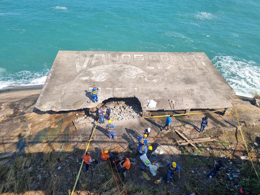 Laje dos Pescadores, na Avenida Niemeyer, começa a ser destruída