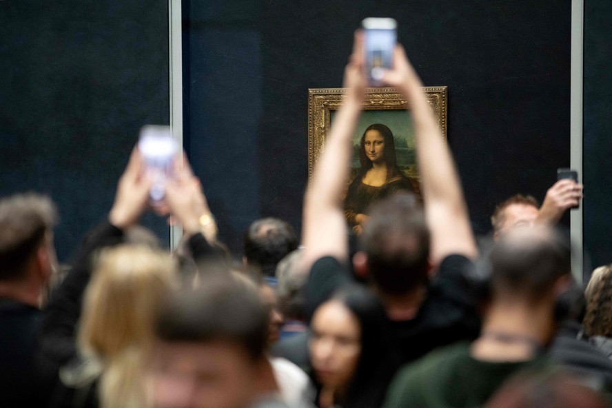 Visitantes tiram fotos da 'Mona Lisa' no Museu do Louvre