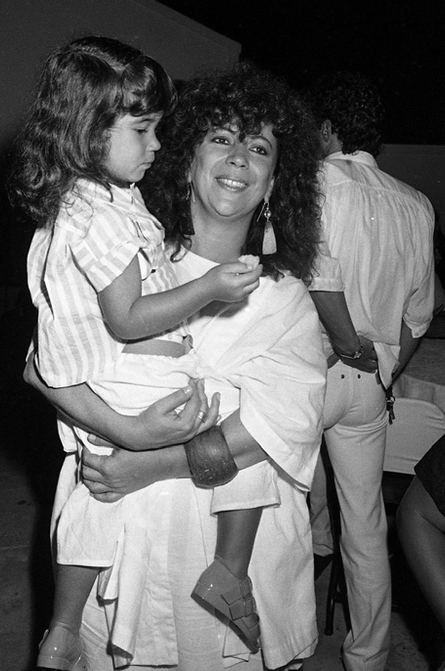 Luana e Beth Carvalho em lançamento de disco da cantora em 1984, quando a filha tinha 3 anos