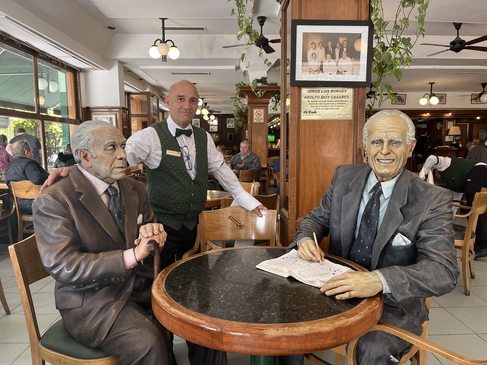 Estátua dos autores Jorge Luis Borges e Adolfo Bioy Casares no Café La Biela, em Buenos Aires — Foto: Janaina Figueiredo