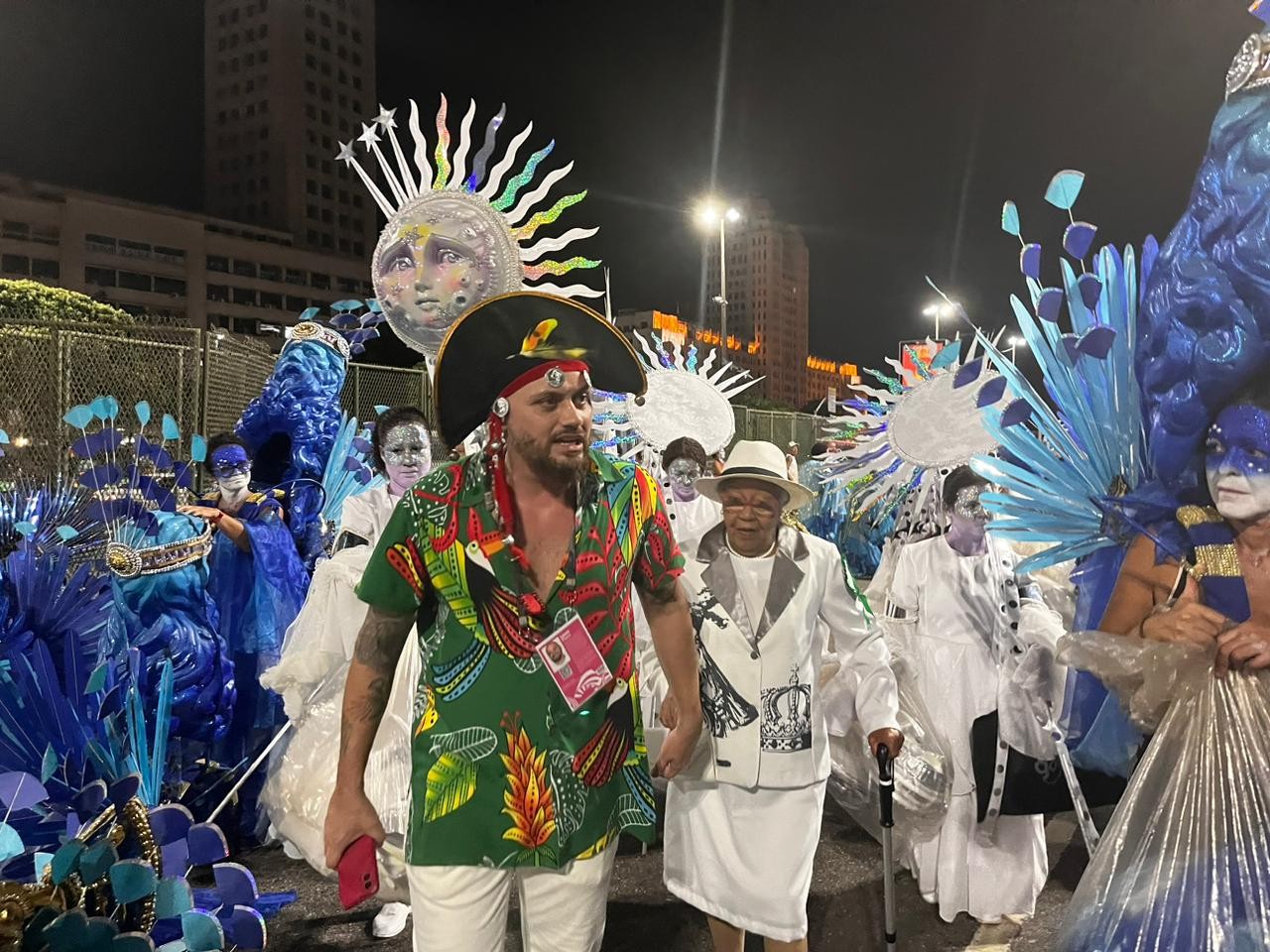 Leandro Vieira, carnavalesco da Imperatriz Leopoldinense se prpera para entrar na Avenida usando chapéu da sorte — Foto: João Vitor Costa