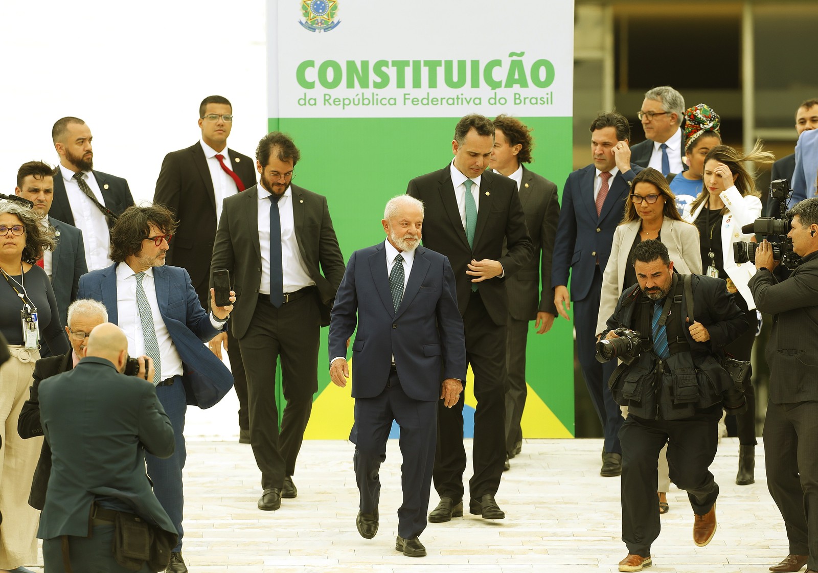 O presidente Lula desce a rampa do Congresso após o fim do evento Democracia Inabalada, ao lado de Rodrigo Pacheco — Foto: Cristiano Mariz/Agência O Globo