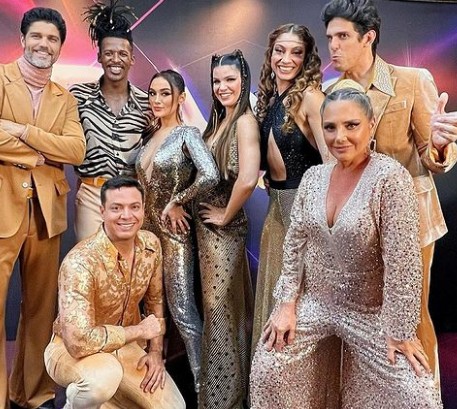 Heloísa junto com o elenco do quadro — Foto: Reprodução