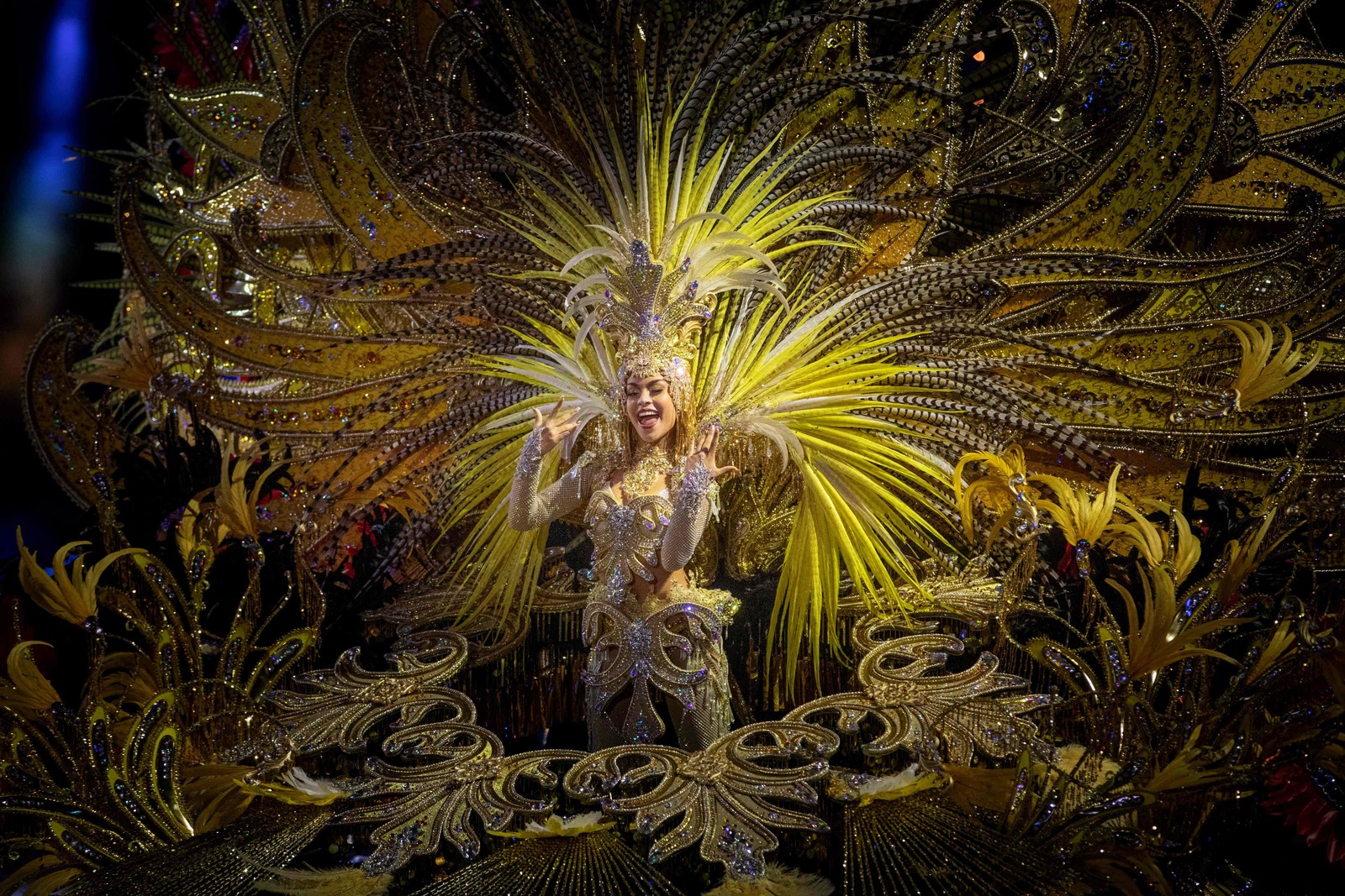 Candidata ao posto do Rainha do Carnaval em Santa Cruz de Tenrife, nas Ilhas Canárias, na Espanha — Foto: Desiree Martin/ AFP
