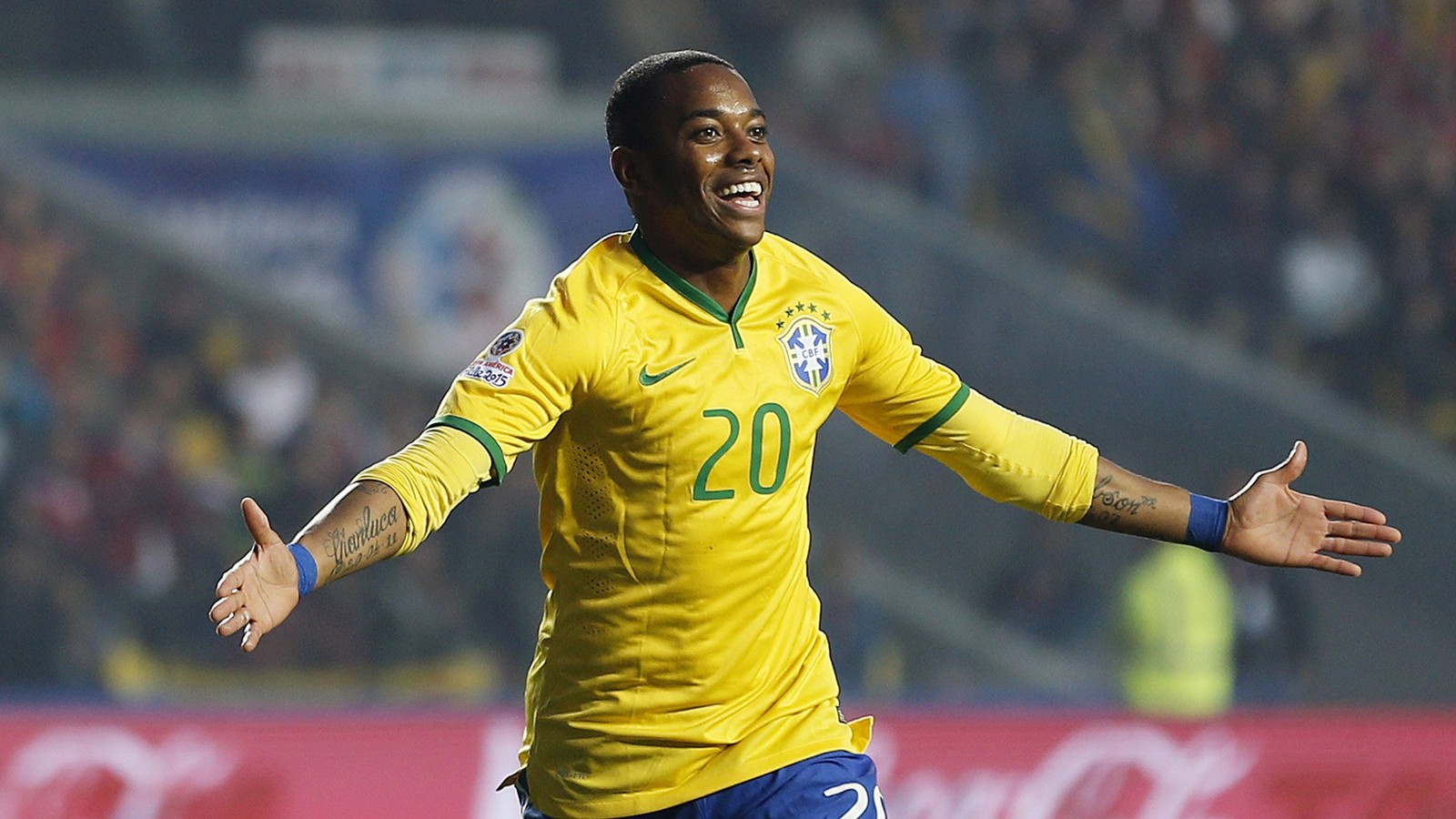 Robinho, com a camisa da seleção em 2017, contra a Colômbia em amistoso: ele completava 33 anos em campo