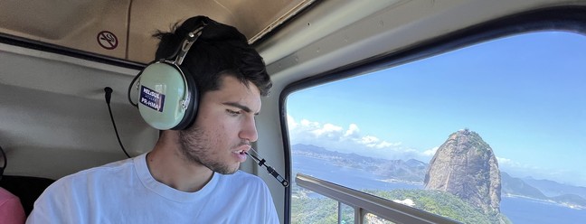 Alcaraz sobrevoa a cidade de helicóptero — Foto: Fotojump/Rio Open