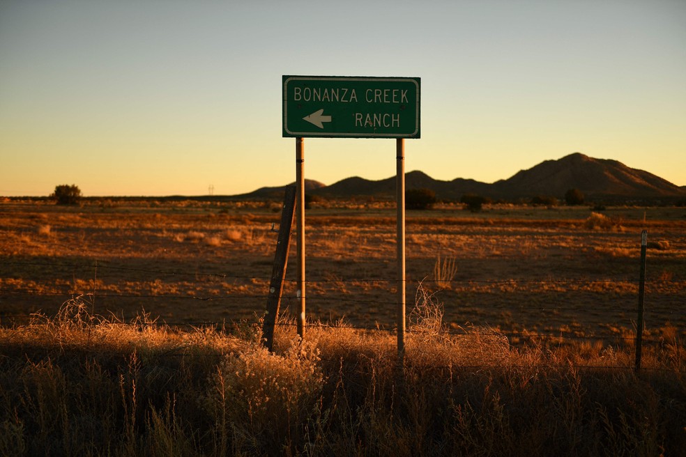 Placa indicando a localização do rancho Bonanza Creek, no Novo México — Foto: Patrick T. FALLON / AFP