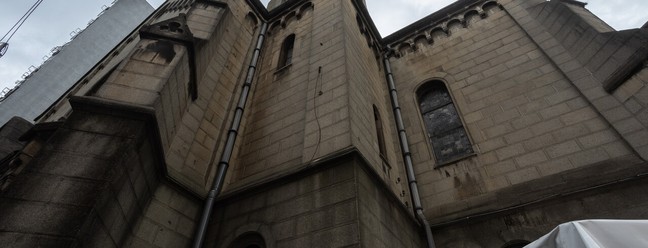 A Paróquia Nossa Senhora da Conceição, na Santa Ifigênia, ainda guarda em sua fachada as marcas de bala que atingiram a igreja em 1924 — Foto: Maria Isabel Oliveira/Agência O Globo