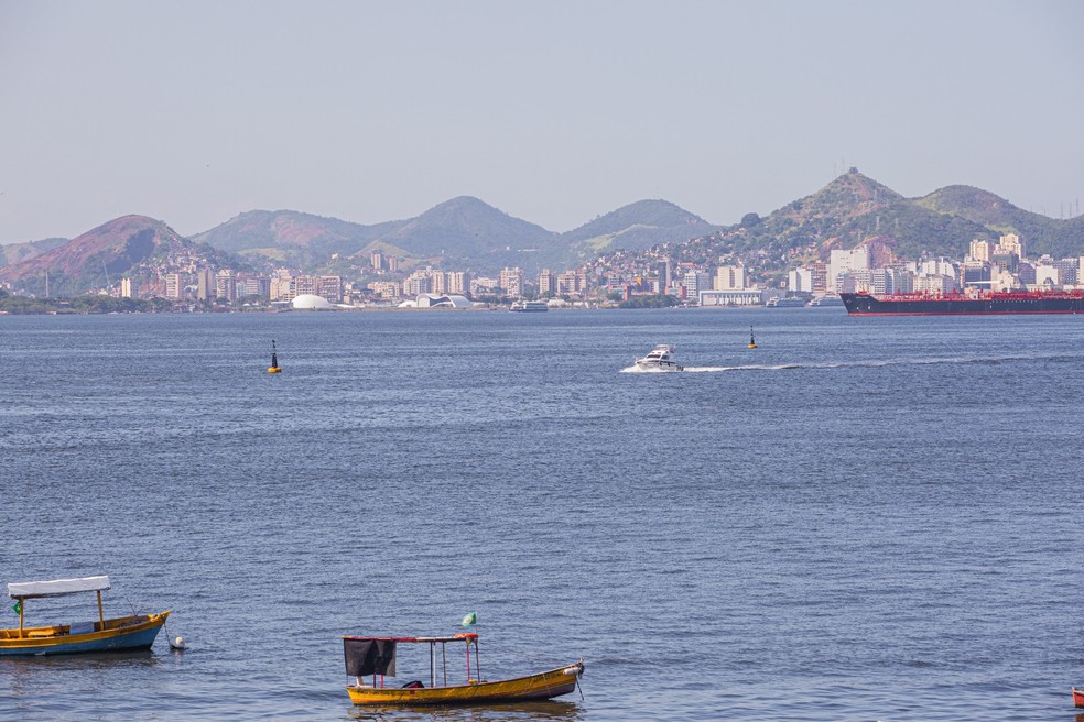 Embarcação não identificada desrespeita sinalização e invade área de segurança do Santos Dumont — Foto: Betariz Orle