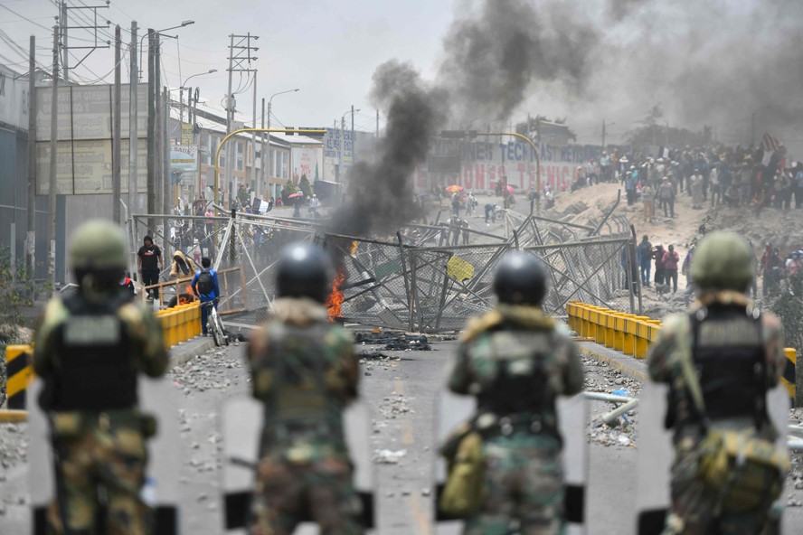 Policiais fazem segurança em protestos de janeiro, em Lima, no Peru