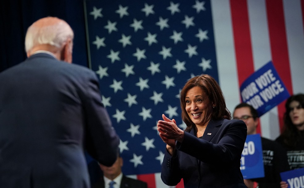 A vice-presidente dos EUA, Kamala Harris, aplaude o presidente Joe Biden durante um evento organizado pelo Comitê Nacional Democrata para agradecer aos trabalhadores da campanha, no Howard Theatre em Washington, DC — Foto: MANDEL NGAN/AFP