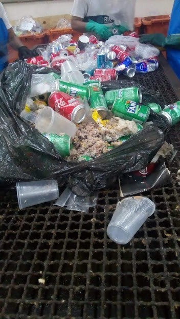 As latinhas de bebidas, item de valor no mercado da reciclagem, continuam em baixa, pois costumam ser recolhidas antes do caminhão de coleta percorrer as ruasDivulgação