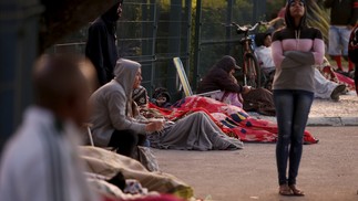 Mais de 200 pessoas aguardavam atendimento no Rio Poupa Tempo de Bangu, antes do expediente  — Foto: Fabiano Rocha / Agência O Globo