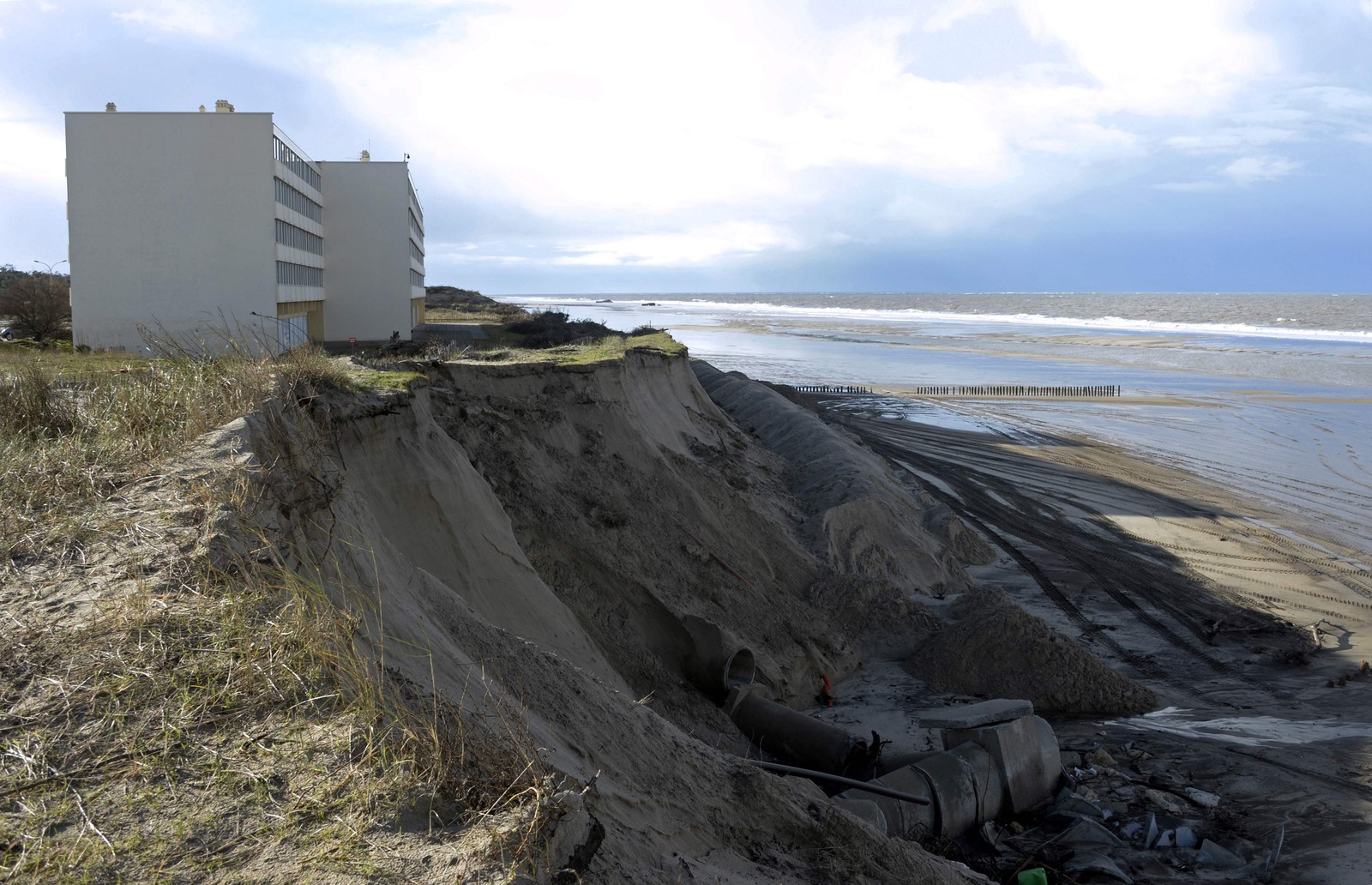 Dunas ao pé do edifício "Le Signal", em Soulac-sur-Mer, sudoeste da França, estão sendo lavadas devido às importantes marés do Atlântico AFP