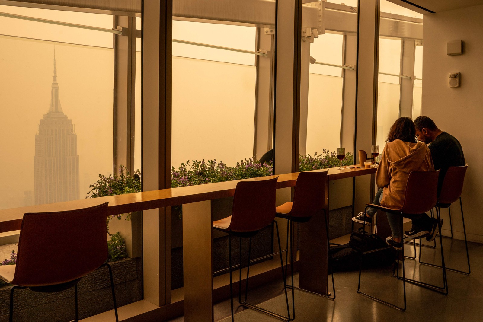 Visitantes do Summit One Vanderbilt observam Manhattan com fumaça  - Foto David Dee Delgado/Getty Images via AFP