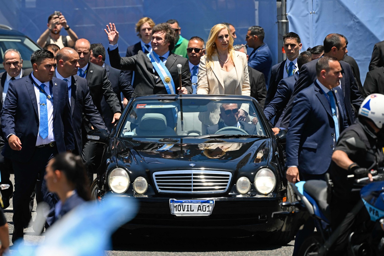 Javier Milei chegou à cerimônia de posse ao lado de sua irmã, Karina Milei — Foto: Luis ROBAYO / AFP