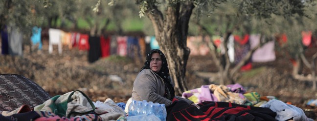 Mulher síria desabrigada pelo terremoto descansa sob uma árvore em um campo nos arredores da cidade de Jindayris, controlada pelos rebeldes — Foto: BAKR ALKASEM/AFP