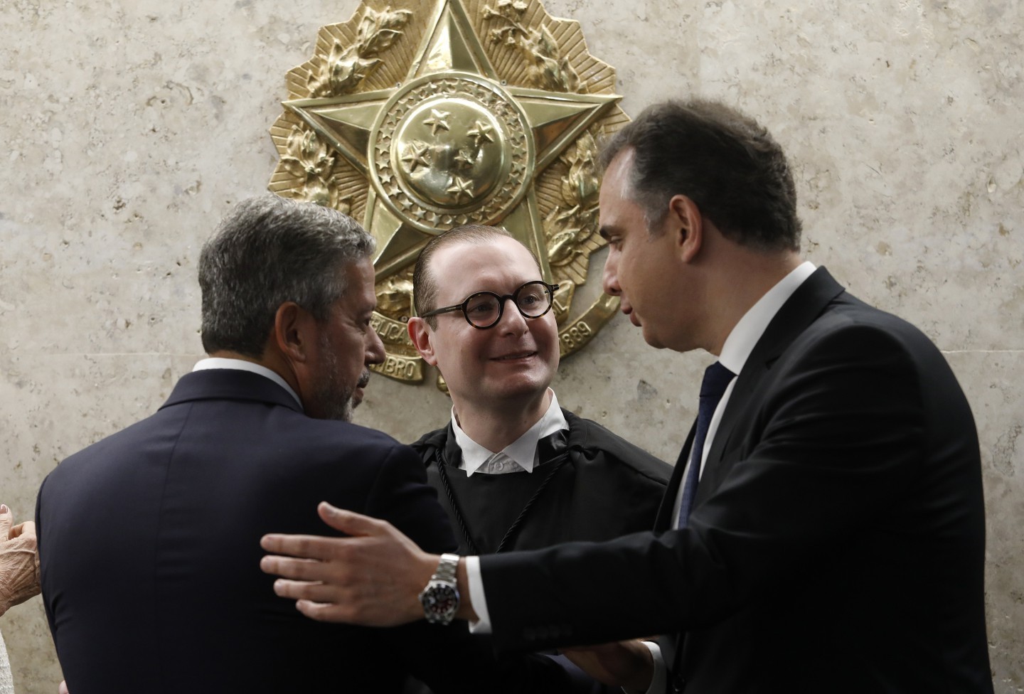 Os presidentes da Câmara e do Senado, Arthur Lira e Rodrigo Pacheco, cumprimentam o novo ministro Cristiano Zanin, após cerimônia de posse — Foto: Cristiano Mariz/ Agência O Globo