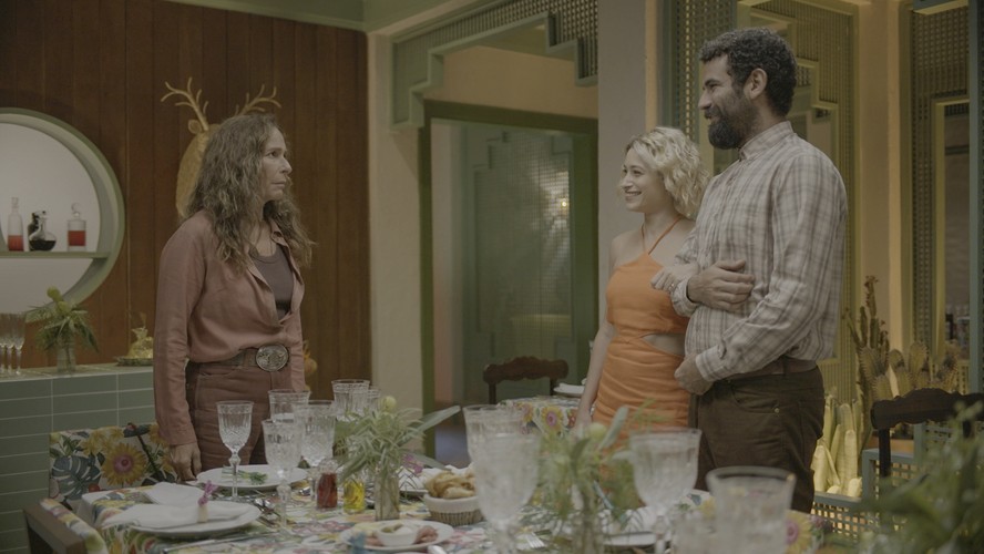 Andréa Beltrão, Luisa Arraes e Igor Fortunato em cena de 'No rancho fundo'