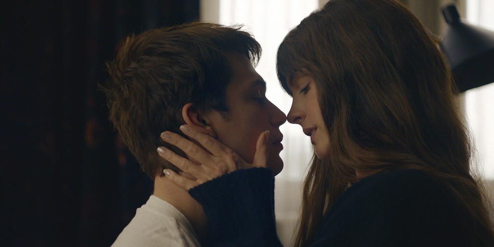 Nicholas Galitzine e Anne Hathaway em cena no longa 'Uma ideia de você' — Foto: Divulgação/Amazon Prime Video