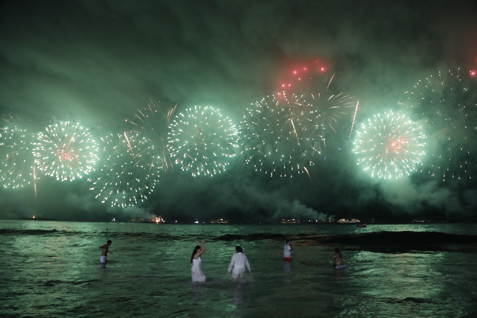 Reveillon de Copacabana - Queima de fogos — Foto: Guito Moreto / Agência O Globo